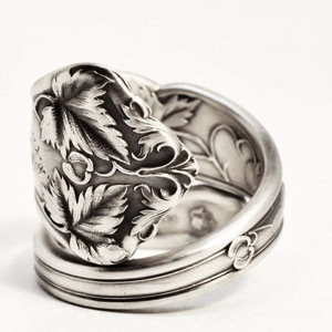 Anello vintage in argento con incisione di foglie di acero e finitura ossidata