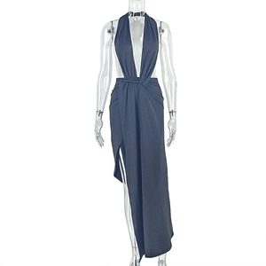 Détail de la robe licou bleu-gris foncé avec col en V profond et fente haute