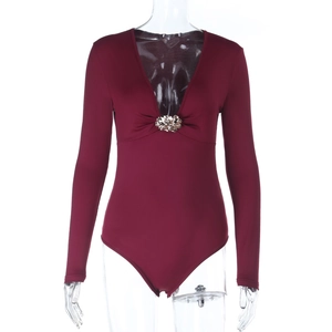 Detail eines burgunderfarbenen Bodys mit V-Ausschnitt, Pailletten und Metallschnalle