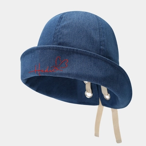 Detail der marineblauen Denim-Hafenkappe mit roter Hudid-Stickerei und Herzakzenten