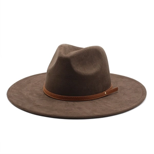 Détail du chapeau fedora en feutre marron foncé avec bande fine en cuir et rivet doré