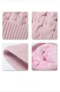 Détails du bonnet en tricot rose avec motif torsadé et doublure en polaire épaisse