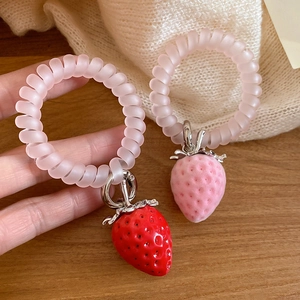 Détail d'élastiques fraise en cordon de téléphone avec finitions résine et velours