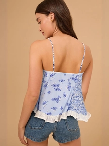Rückansicht eines sexy Camisole-Tops mit Blumendruck, Rüschensaum und blauem Patchwork