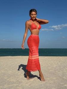 Dettaglio della maglia rossa del set bikini a trapezio e gonna mare in rete crochet