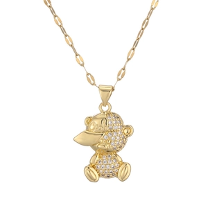 Collier ours doré orné de gemmes et gravure COOL sur chapeau sur fond blanc professionnel