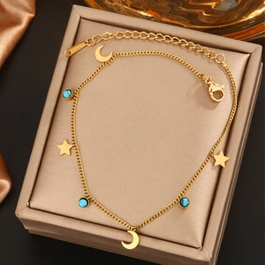 Detailaufnahme der 18K vergoldeten Fußkette mit blauen Perlen und Stern-Mond Anhängern