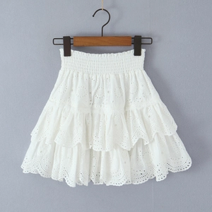 Détails d'une jupe blanche à volants avec broderie anglaise et tissu en coton ajouré