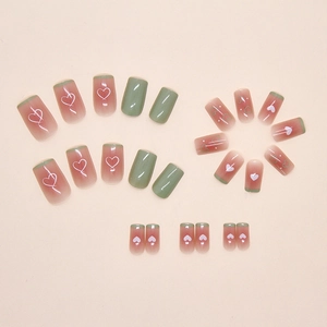Détails de faux ongles dégradés roses et verts olive avec motifs de cœurs blancs