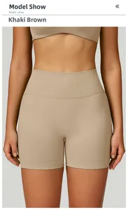Vista dettagliata degli shorts da yoga senza cuciture color kaki a vita alta con coste