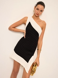 Robe en tricot bicolore ajustée avec design asymétrique une épaule en noir et blanc chic