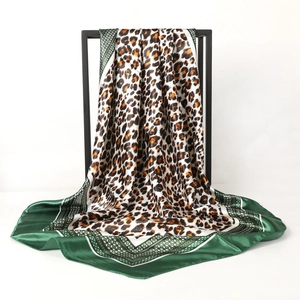 Carré en satin à imprimé léopard vert sur support, grand foulard de 90 cm de côté