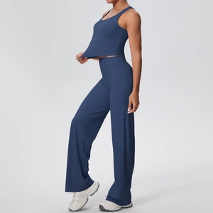 Dettaglio del set yoga blu navy a vita alta con pantaloni larghi e reggiseno sportivo
