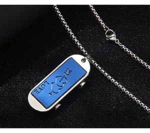 Macro d'un pendentif skateboard argenté avec insert bleu LOVE et détail cœur fléché