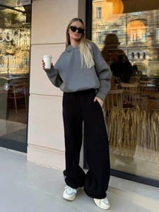 Set chic con felpa con cappuccio grigio scuro oversize e pantaloni neri a gamba larga