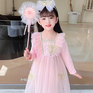 Vestido de tul rosa para niña con bordados de mariposas doradas y sus accesorios