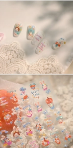 Détail d'autocollants pour ongles lapin pailleté avec nuages et fraises sur dentelle