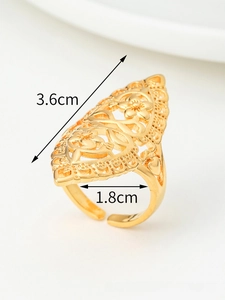 Macro shot of 3.6cm Dubai bridal gold-plated hollow floral ring with intricate details