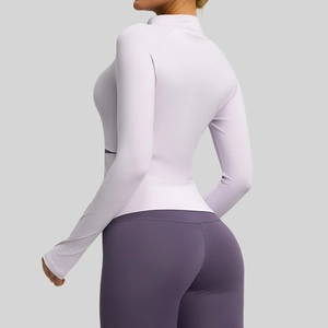 Set da yoga viola con maglia a collo alto e leggings modellanti a vita alta