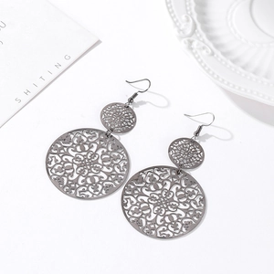 Gros plan détaillé de boucles d'oreilles pendantes rondes ajourées noires vintage