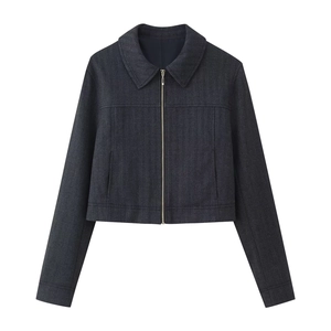 Detail einer dunkelgrauen Twill-Kurzjacke mit Metallreißverschluss und Revers