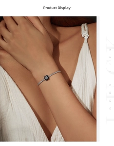 Dettaglio macro del bracciale in argento S925 con ciondolo quadrato in smalto nero e zirconi