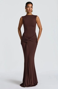 Détail du nœud à la taille et des plis drapés sur une robe longue sans manches marron foncé