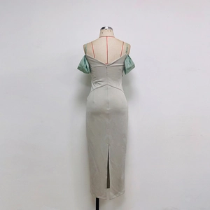 Robe midi moulante grise avec manches dénudées vert menthe et fente au dos