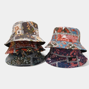 Dettaglio dei motivi patchwork floreali bohémien sui cappelli da pescatore in cotone da donna