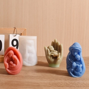 Détail des moules en silicone religieux 3D avec des figurines en plâtre et bougies