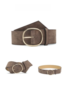 Détail d'une large ceinture marron avec grande boucle ronde dorée et surpiqûres