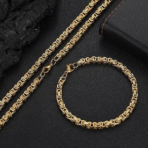 Vista dettagliata del set collana e bracciale a catena bizantina in acciaio dorato 4mm