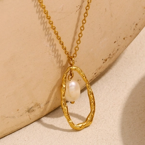 Collier élégant en acier plaqué or 18K avec pendentif irrégulier et perle naturelle