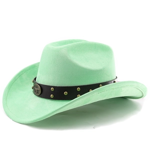 Détail d'un chapeau de cowboy vert menthe avec bande en cuir et emblème de tête de taureau
