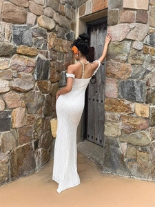 Robe longue élégante en dentelle blanche avec épaules dénudées et coupe sirène