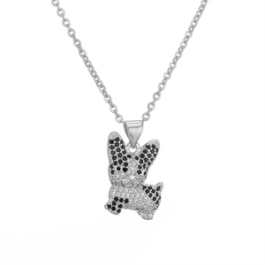 Gros plan du pendentif bouledogue français en métal argenté avec cristaux étincelants