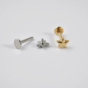 Détails de piercings étoiles en acier poli avec composants filetés de haute qualité