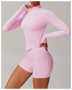 Detail der rosa taillierten Yoga-Jacke mit Stehkragen und Shorts mit Seitentaschen