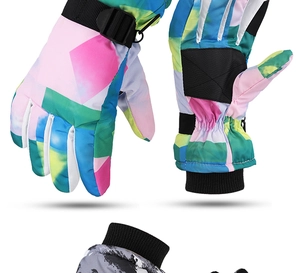 Detail of waterproof ski gloves with geometric patterns and non-slip reinforced palms