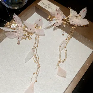 Pince à cheveux papillon élégante avec pétales en résille rose et cristaux