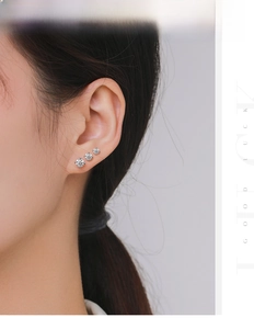 Orecchini a perno in argento S925 con moissanite in misure 4mm, 5mm e 6,5mm su modella