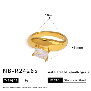 Detaillierte Größenangaben für den vergoldeten Edelstahl-Geometrie-Ring mit Kristallbesatz