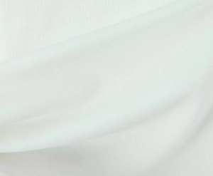 Dettaglio ravvicinato di tessuto a rete bianco leggero con trama fine e drappeggio