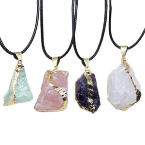 Lot de 4 pendentifs en pierre naturelle brute irrégulière avec bordure dorée et cordon