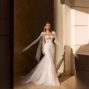 Abito da sposa a sirena in pizzo bianco con spalline scoperte e lungo strascico in tulle
