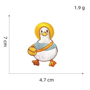 Vue détaillée de l'écusson canard brodé montrant les dimensions de 7cm et le poids 1,9g