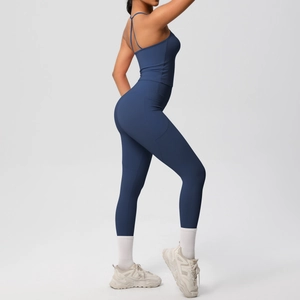 Détail de l'ensemble de yoga bleu marine avec haut à bretelles croisées et legging
