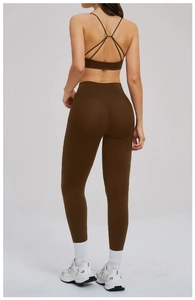 Dettaglio del design incrociato sulla schiena di questo set yoga marrone elasticizzato