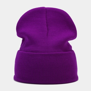 Close-up of the high-elastic ribbed knit texture on a purple winter beanie hat