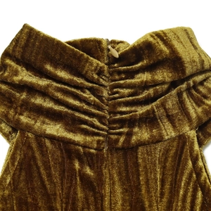 Robe en velours doré avec plis élégants et fermeture éclair invisible goutte d'eau